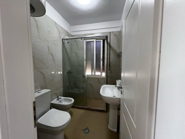 Tirane, jepet me qera apartament 2+1+Aneks+Ballkon Kati 2, 114 m² 1.000 € (Kopshti Botanik)