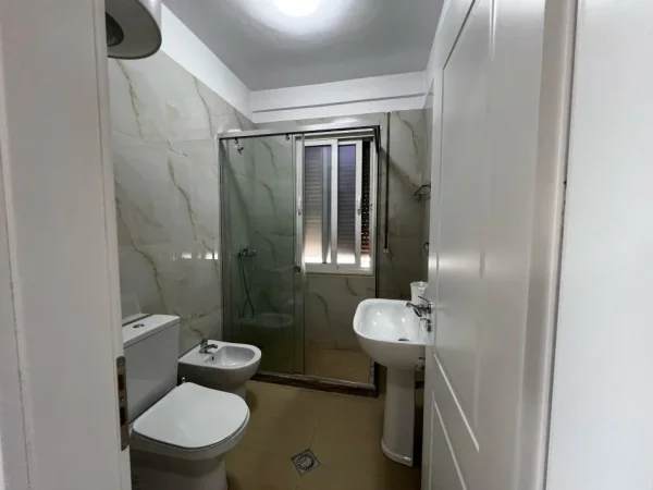 Tirane, jepet me qera apartament 2+1+Aneks+Ballkon Kati 2, 114 m² 1.000 € (Kopshti Botanik)