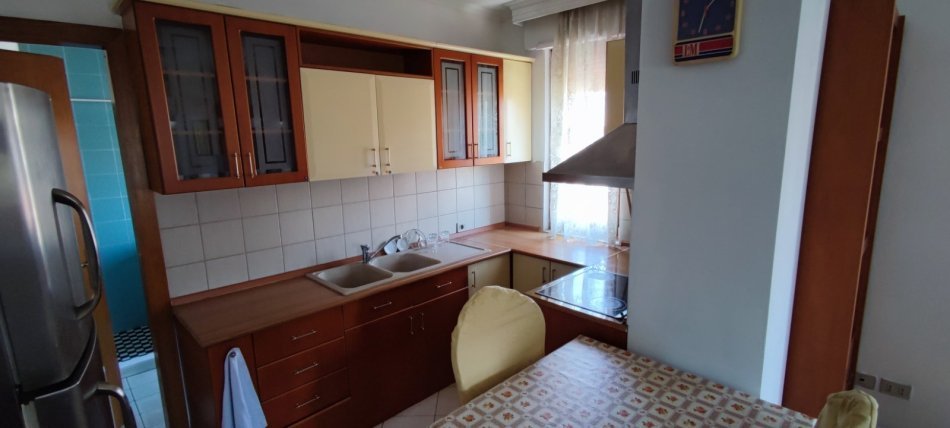 Tirane, jepet me qera apartament 1+1 , 70 m² 500 € 