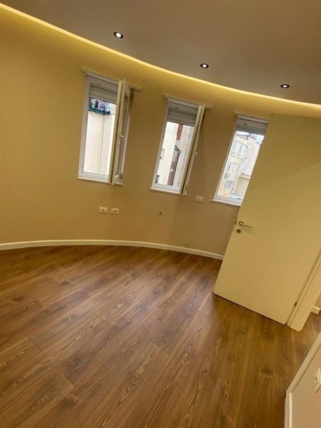 Tirane, jepet me qera zyre Kati 5, 75 m² 700 € (RRUGA E DURRESIT)