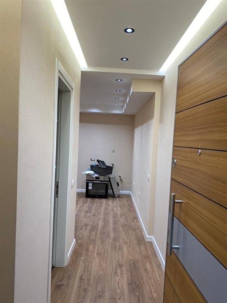 Tirane, jepet me qera zyre Kati 5, 75 m² 700 € (RRUGA E DURRESIT)