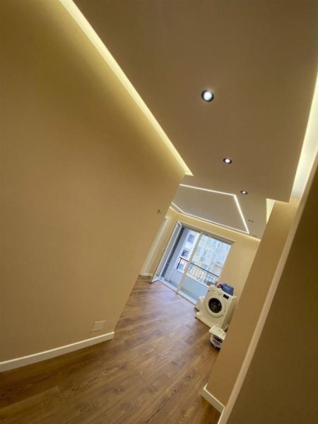 Tirane, jepet me qera zyre Kati 5, 75 m² 700 € (RRUGA E DURRESIT)