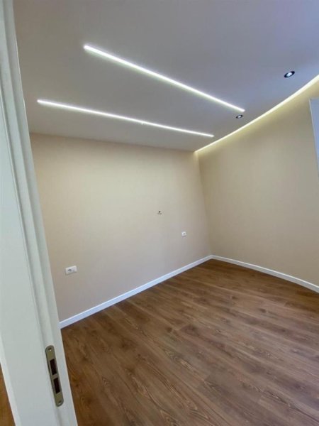 Tirane, jepet me qera zyre Kati 5, 75 m² 700 € (RRUGA E DURRESIT)