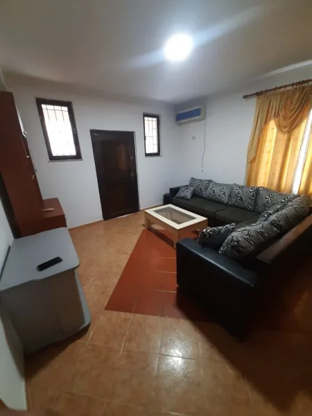 Tirane, jepet me qera apartament 1+1+Ballkon Kati 1, 70 m² 350 € 