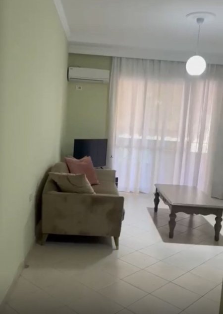 Tirane, jepet me qera apartament 1+1+Ballkon Kati 5, 70 m² 600 € (KOMUNA E PARISIT)