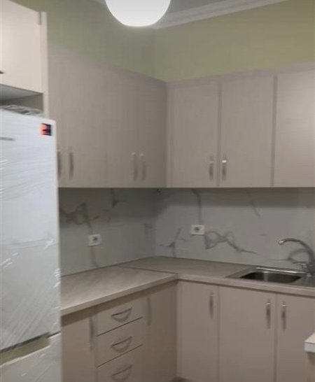 Tirane, jepet me qera apartament 1+1+Ballkon Kati 5, 70 m² 600 € (KOMUNA E PARISIT)