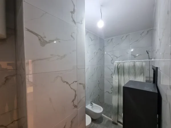 Tirane, jepet me qera apartament 1+1 Kati 0, 60 m² 370 € (Mangalemi)