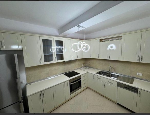 Tirane, jepet me qera apartament 3+1+Ballkon Kati 7, 100 m² 1.000 € (LIQENI THATE)
