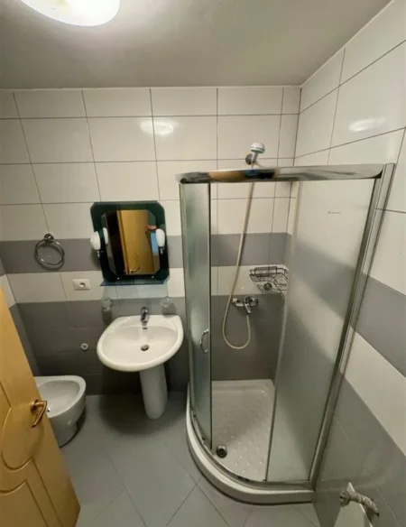 Tirane, jepet me qera apartament 3+1+Ballkon Kati 7, 100 m² 1.000 € (LIQENI THATE)