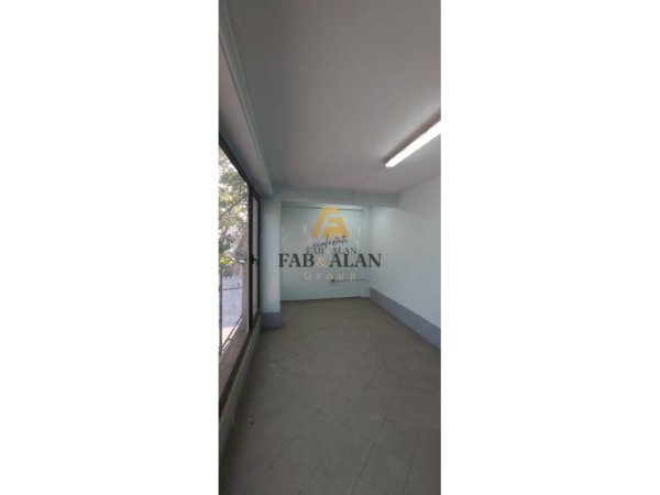 Tirane, jepet me qera ambjent biznesi Kati 2, 45 m² 300 € (Shkolla e Bashkuar)