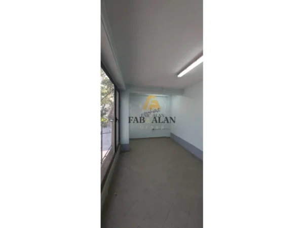 Tirane, jepet me qera ambjent biznesi Kati 2, 45 m² 300 € (Shkolla e Bashkuar)