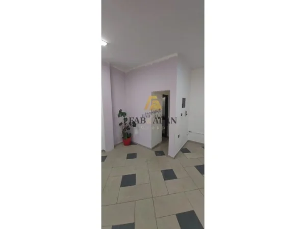 Tirane, jepet me qera ambjent biznesi Kati 2, 45 m² 300 € (Shkolla e Bashkuar)
