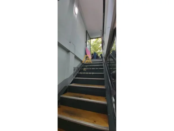 Tirane, jepet me qera ambjent biznesi Kati 2, 45 m² 300 € (Shkolla e Bashkuar)