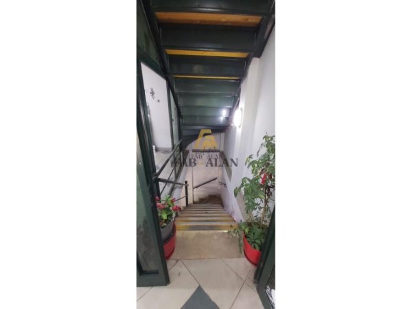 Tirane, jepet me qera ambjent biznesi Kati 2, 45 m² 300 € (Shkolla e Bashkuar)