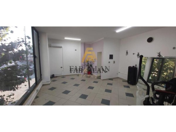 Tirane, jepet me qera ambjent biznesi Kati 2, 45 m² 300 € (Shkolla e Bashkuar)