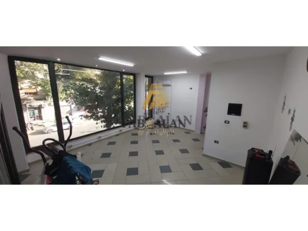 Tirane, jepet me qera ambjent biznesi Kati 2, 45 m² 300 € (Shkolla e Bashkuar)