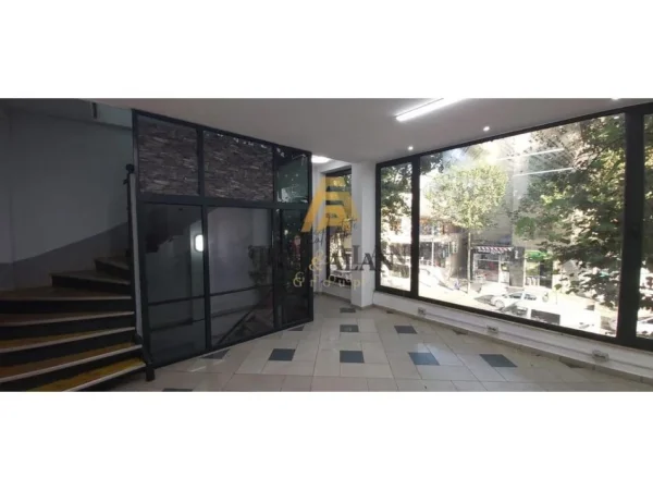 Tirane, jepet me qera ambjent biznesi Kati 2, 45 m² 300 € (Shkolla e Bashkuar)