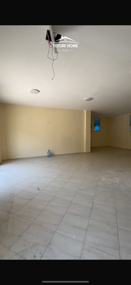 Tirane, jepet me qera ambjent biznesi Kati 0, 108 m² 900 € (Komuna e Parisit)