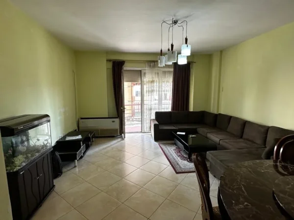 Tirane, jepet me qera apartament 2+1+Ballkon , 650 € 