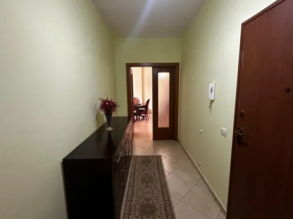 Tirane, jepet me qera apartament 2+1+Ballkon , 650 € 