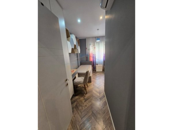 Tirane, shitet apartament 2+1+Ballkon Kati 5, 90 m² 180.000 € (Golden Park 3)