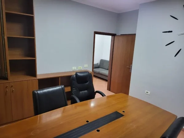 Tirane, jepet me qera zyre Kati 6, 70 m² 600 € (Prane Qendres)