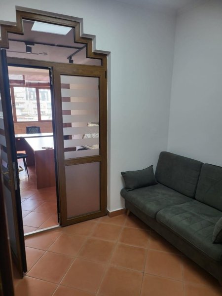 Tirane, jepet me qera zyre Kati 6, 70 m² 600 € (Prane Qendres)