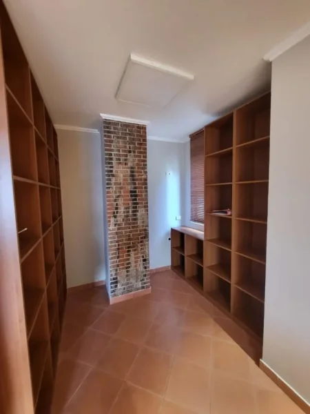 Tirane, jepet me qera zyre Kati 6, 70 m² 600 € (Prane Qendres)