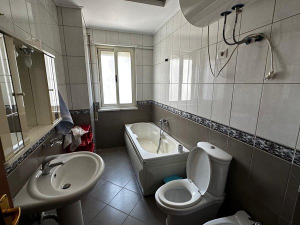 Tirane, jepet me qera apartament 2+1+Ballkon Kati 2, 120 m² 650 € (don bosko)