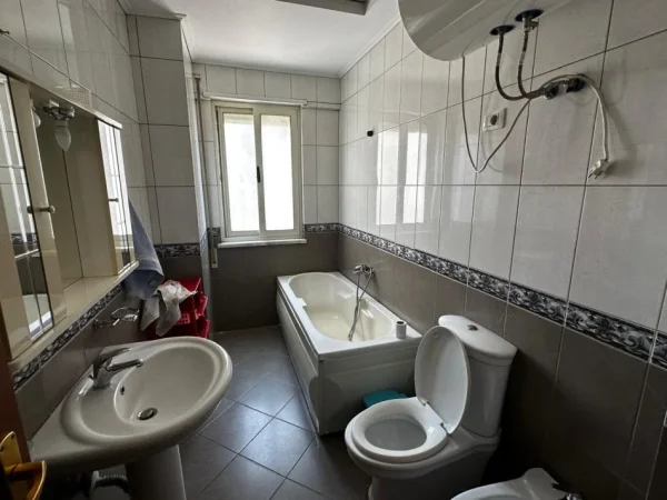 Tirane, jepet me qera apartament 2+1+Ballkon Kati 2, 120 m² 650 € (don bosko)