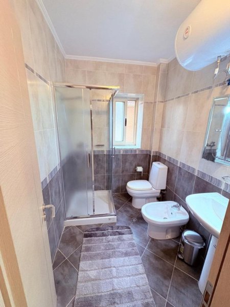 Tirane, jepet me qera apartament 1+1+Ballkon Kati 3, 60 m² 500 € (XHAMIA E TABAKEVE)