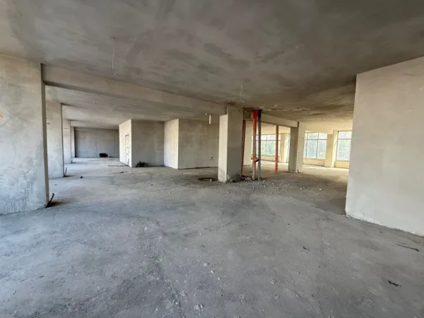 Tirane, jepet me qera zyre Kati 1, 811 m² 3.300 € (ASTIR)