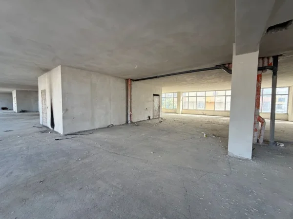 Tirane, jepet me qera zyre Kati 1, 811 m² 3.300 € (ASTIR)