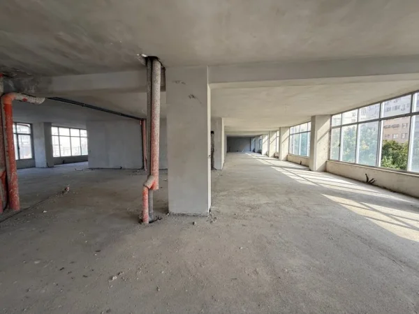 Tirane, jepet me qera zyre Kati 1, 811 m² 3.300 € (ASTIR)