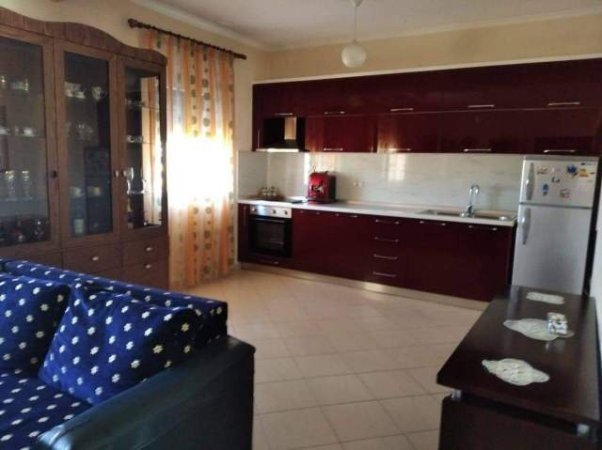 Tirane, jepet me qera Vile 3+1 Kati 3, 331 m² 2.000 Euro