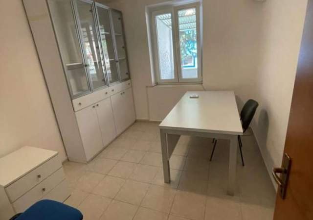 Tirane, jepet me qera ambjent biznesi 70 m² 350 Euro