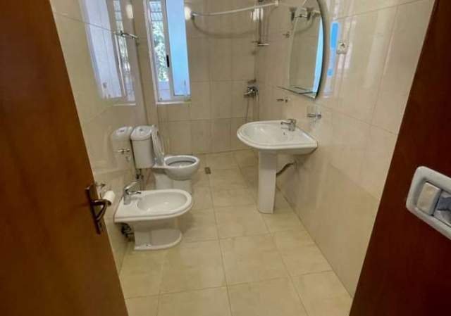 Tirane, jepet me qera ambjent biznesi 70 m² 350 Euro