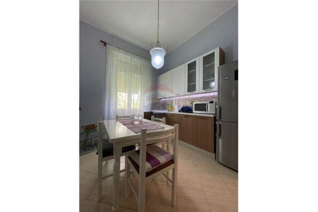 Tirane, jepet me qera apartament 2+1 80 m² 500 Euro (rruga bardhyl)