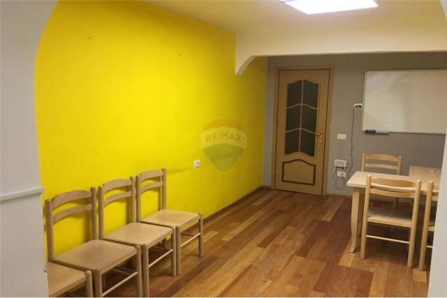 Tirane, jepet me qera zyre Kati 2, 85 m² 500 Euro (Sheshi Willson, Posta nr8)