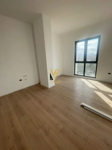 Tirane, jepet me qera zyre Kati 1, 80 m² 450 Euro (farmacia 10)