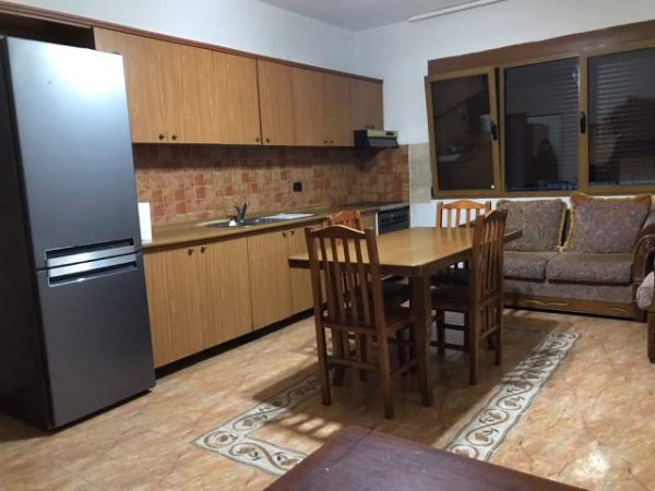 Tirane, jepet me qera apartament 2+1 Kati 2, 100 m² 42.000 Leke (Hysni Bergolli)