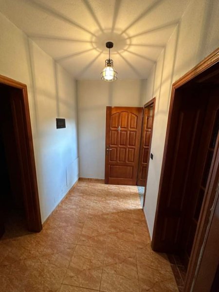Tirane, jepet me qera apartament 2+1 Kati 2, 100 m² 42.000 Leke (Hysni Bergolli)