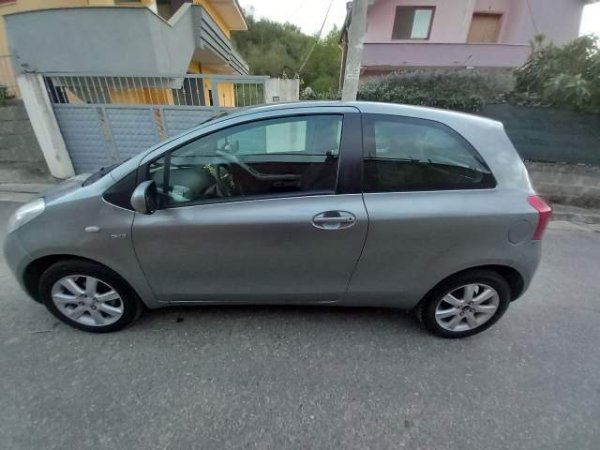 Tirane, shitet makine Toyota Yarsi Viti 2007, 4.200 Euro