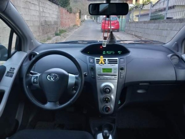 Tirane, shitet makine Toyota Yarsi Viti 2007, 4.200 Euro