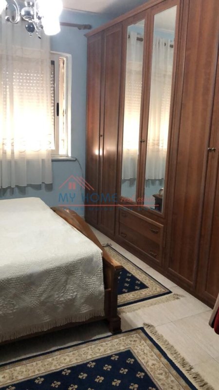 Tirane, jepet me qera apartament 2+1+BLK Kati 4, 90 m² 400 Euro (ish ekspozita)