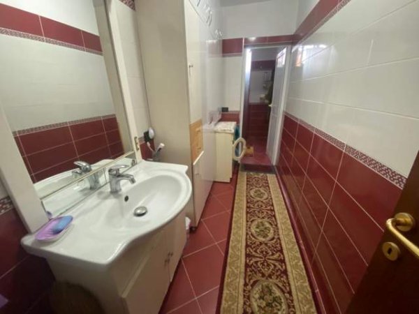 Tirane, jepet me qera apartament 2+1 Kati 3, 70 m² 500 Euro (petronini)
