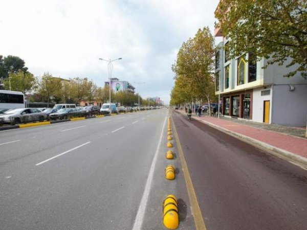 Tirane, jepet me qera ambjent biznesi Kati 0, 200 m² 2.000 Euro (Laprake)