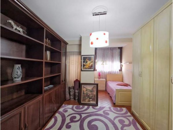Tirane, jepet me qera apartament 3+1+BLK Kati 2, 145 m² 700 Euro (Selvia)