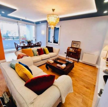 Tirane, shes apartament 3+1 180 m² Euro (Bllok)