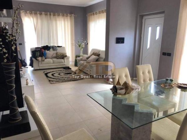 Tirane, jepet me qera Vile 3 Katshe Kati 3, 905 m² 1.000 Euro (Rruga Azem Galica)